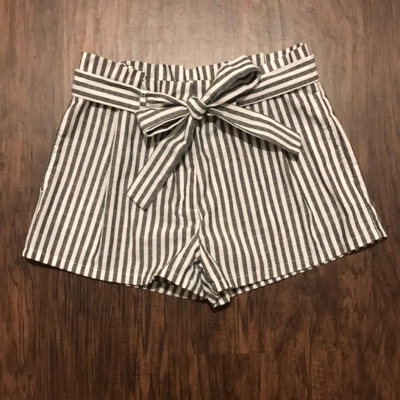 Love Tree Pants - Black and white striped shorts